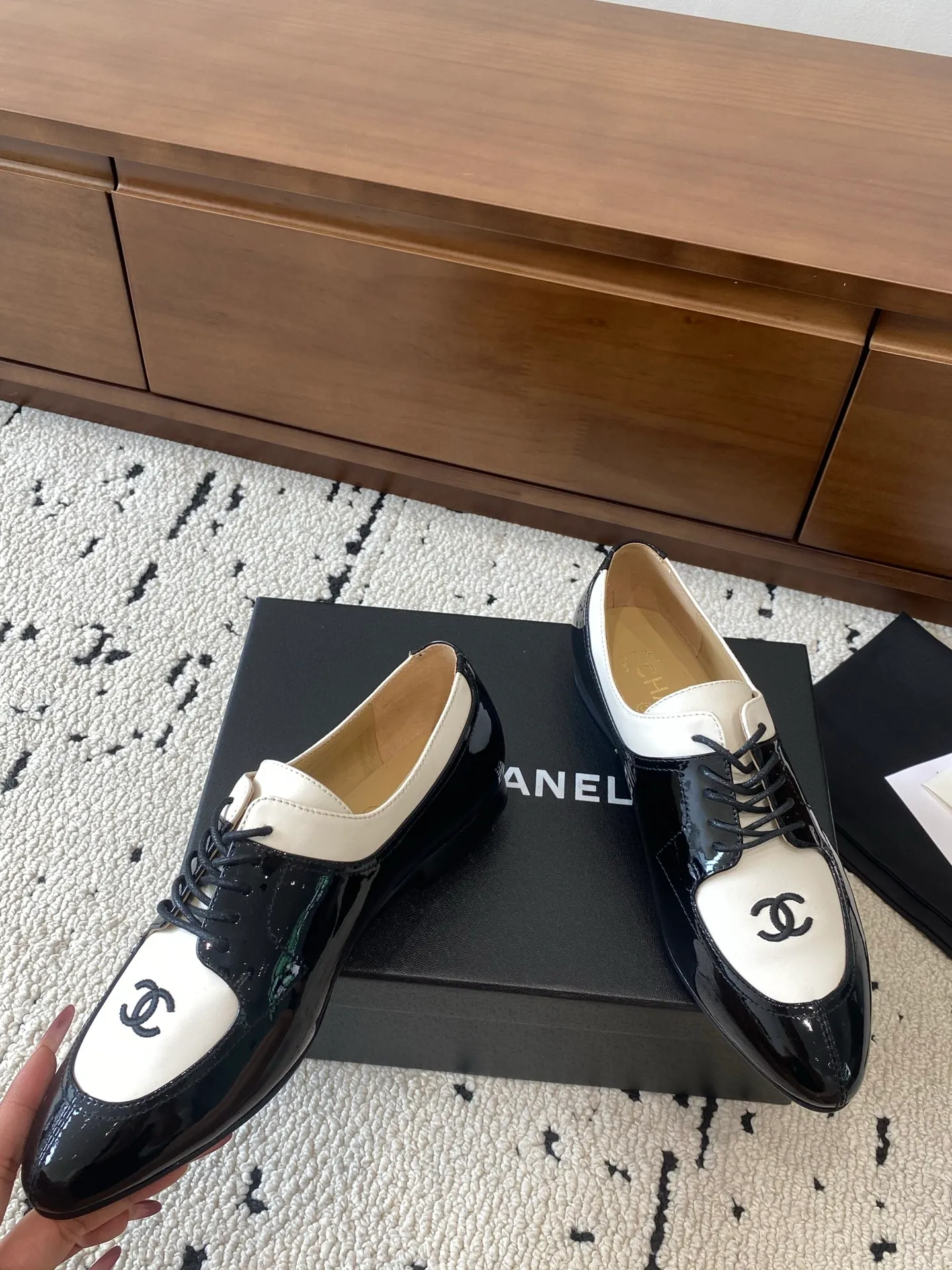 👟👟Ex-factory price 580👟👟 🍀CHANEL｜Chanel Xiaoxiang 25C new autumn and winter products, pointed-toe flat-soled deep-mouth shoes, full of retro style, elegant shoe shape, very pleasing to look at. The pointed toe makes the feet become thinner and looks slender. The classic double-C electric alluring design is particularly fashionable and elegant. The upper is made of top calf patent leather and the lining is silk sheepskin. It is super comfortable. Italian imported cowhide leather outsole. Size: 35-39 (customized 40/41) 👉 👉 👉 Buy now 👉 Buy now 👉